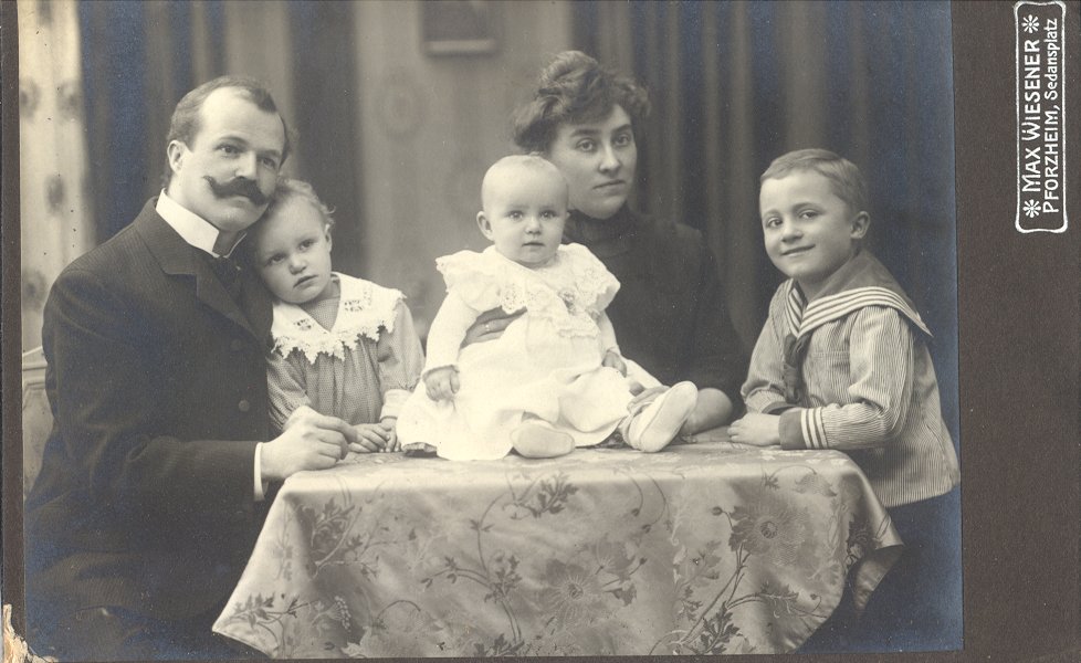 clara_graze_with_parents_and_siblings
