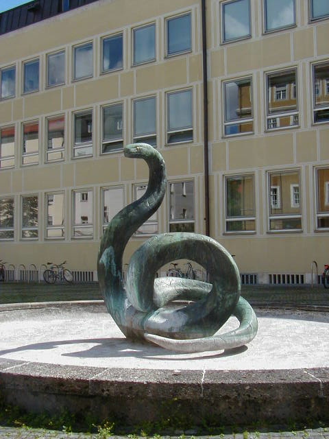 43-snake_statue-munchen.jpg