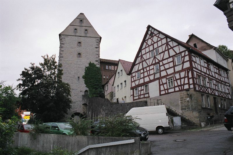 309-schwabisch_hall-city_wall_tower-by_parking.jpg