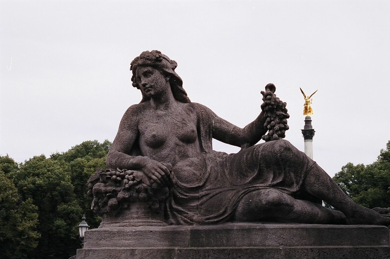 223-statue-woman.jpg