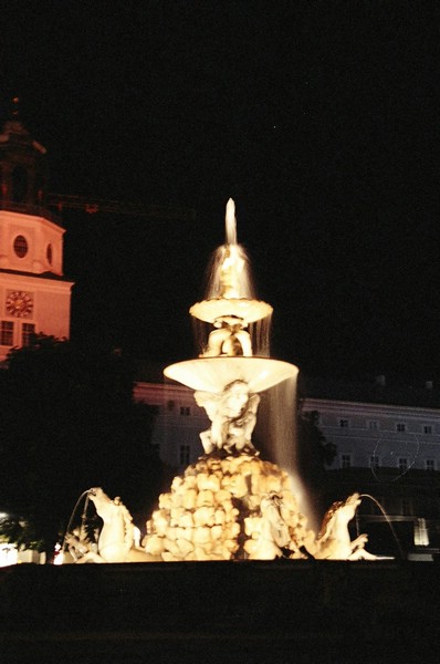 124-salzburg_fountain_lights-night.jpg