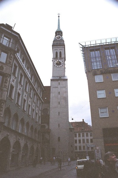 181-clock_tower_near_rathaus.jpg
