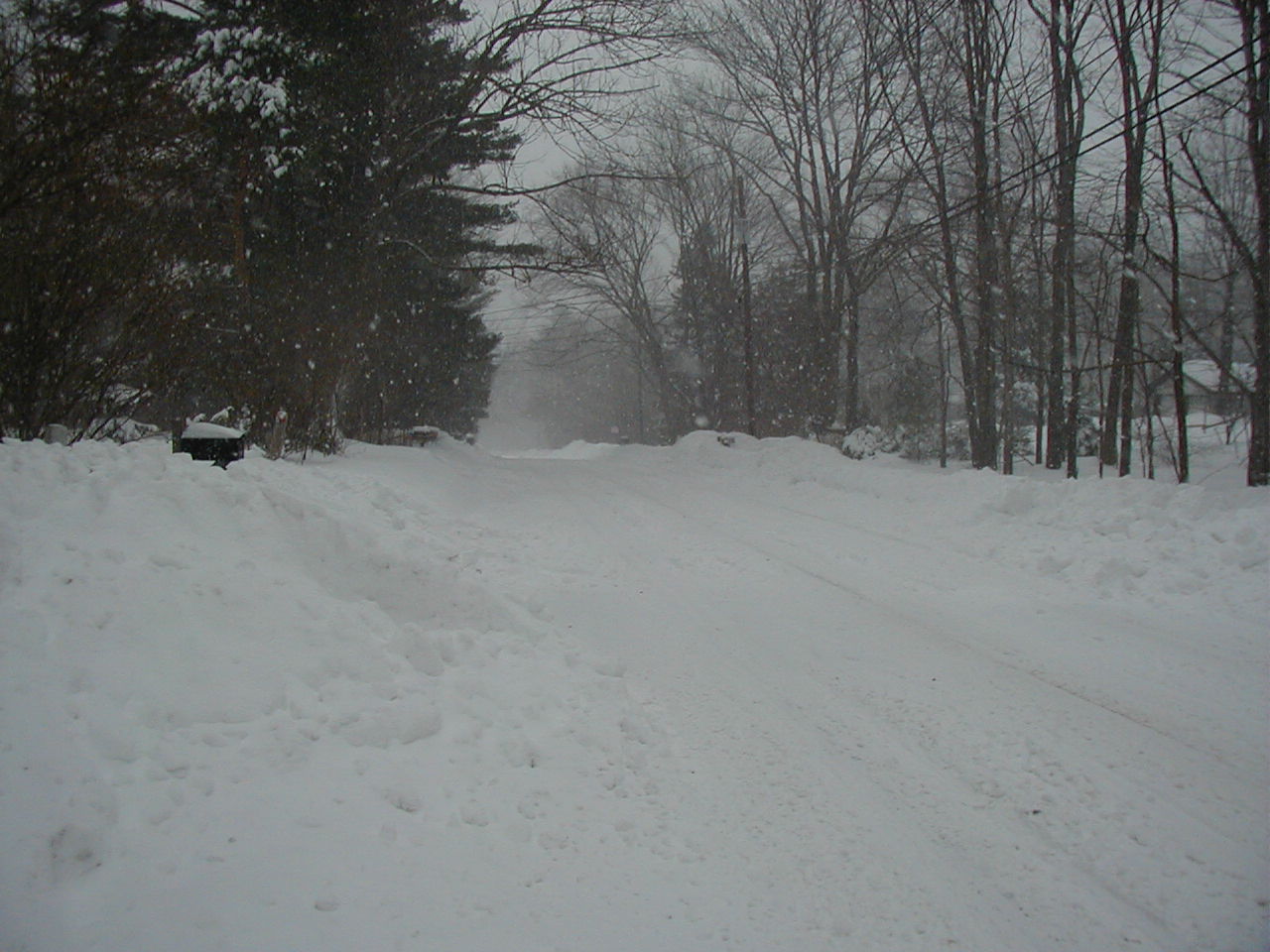 2003_snowstorm8-hillcrest_north.jpg